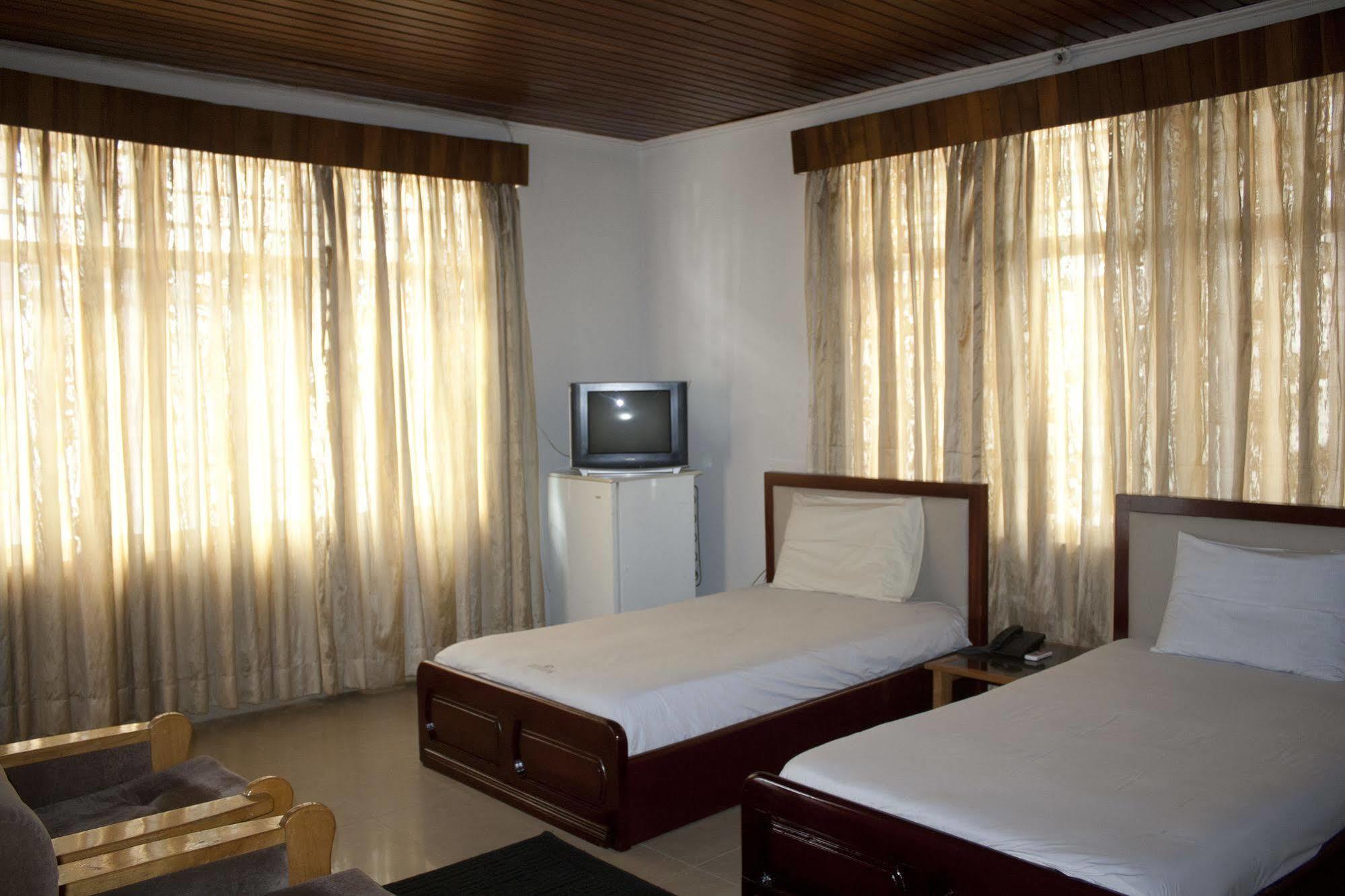 East Legon Guest Lodge Madina Exterior foto