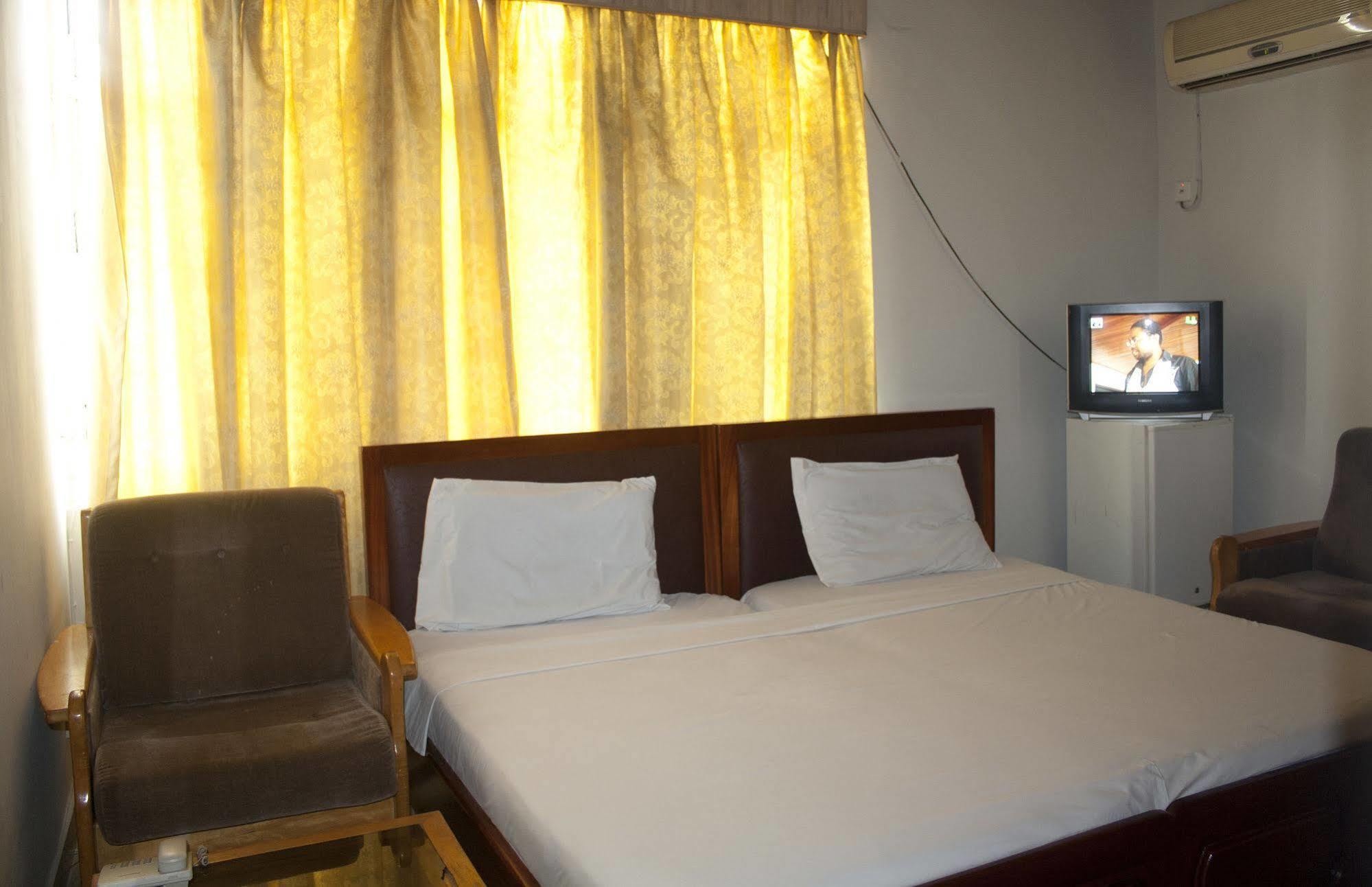 East Legon Guest Lodge Madina Exterior foto
