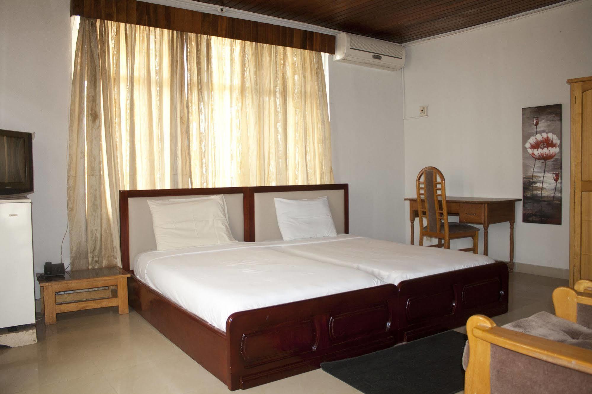 East Legon Guest Lodge Madina Exterior foto