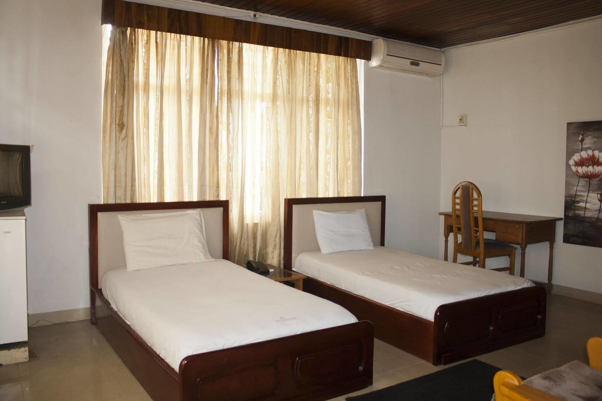 East Legon Guest Lodge Madina Exterior foto